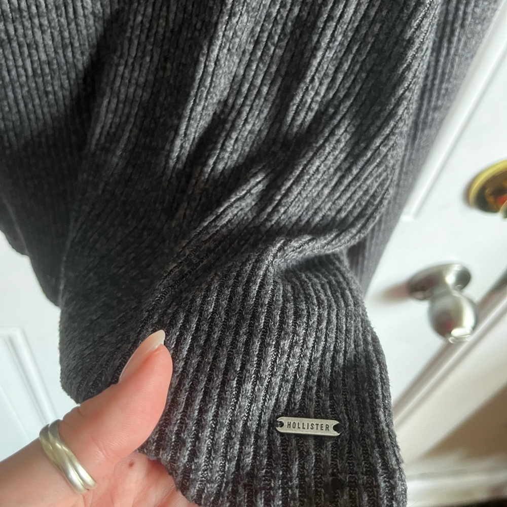 Hollister | Cropped Ribbed Turtleneck - Picture 2 of 7